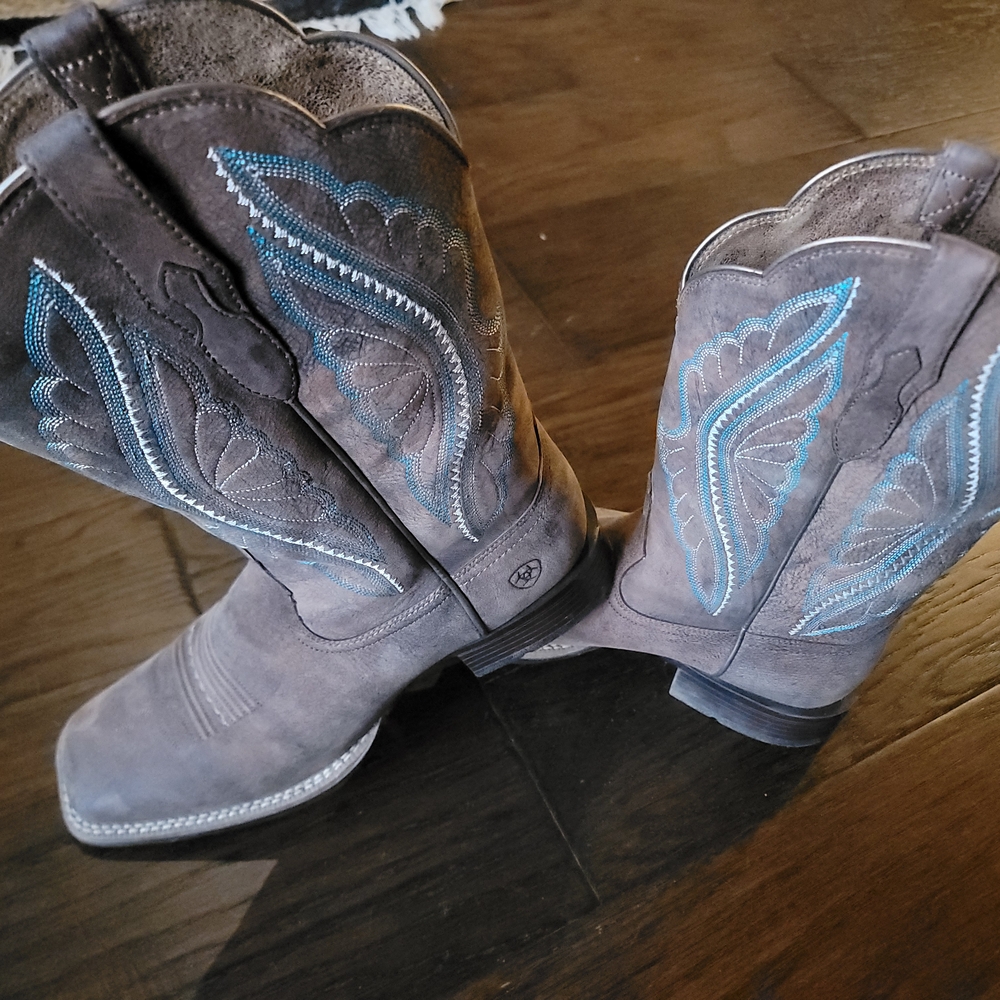 Ariat Women's Heeled Boots - Brown with Blue Embroidery